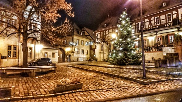 2020_Marktplatz_Rathaus_Engel_Weihnachten Marktplatz mit Kopfsteinpflaster, Fachwerkäusern und Weihnachtsbaum mit brennenden Lichtern