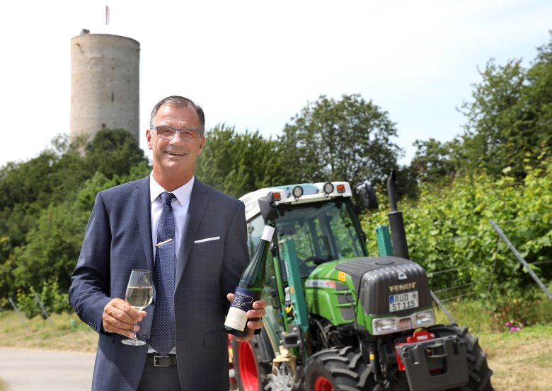 Bürgermeister Winfried Steinmacher am Weinberg der Ehe, im Hintergrund Burgruine Scharfenstein