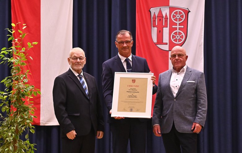40jähriges Dienstjubiläum von Bürgermeister Winfried Steinmacher - Bild links Erster Beigeordneter Hubertus Harras, Bildmitte Bürgermeister Winfried Steinmacher, Bild rechts Beigeordneter Walter Ruhl