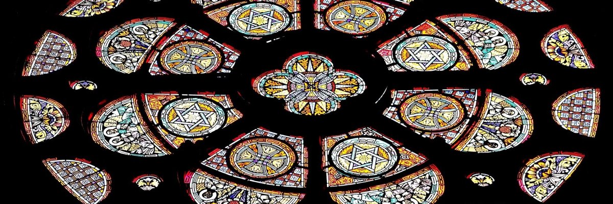 rundes Kirchenfenster mit buntem Glas