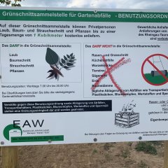 Hinweisschild, was auf den Grünschnittplatz entsorgt werden darf.