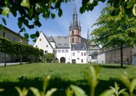 Josef-Staab-Platz Kiedrich mit Blick auf die St. Valentinus und Dionysius Josef-Staab-Platz Kiedrich mit Wiese und Bäumen mit Blick auf das Kiedricher Rathaus und die Kirche St. Valentinus und Dionysius