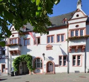 Kiedricher Rathaus Kiedricher Rathaus, weisses Gebäude mit Sandsteinfensterrahmen und Fahne mit Kiedricher Wappen in rot und weiss