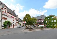 Kiedricher Marktplatz mit dem Rathaus und dem Gasthaus Engel Kiedricher Marktplatz mit dem Rathaus, dem Marktbrunnen, Kopfsteinpflaster, dem Fachwerkhaus mit dem Gasthaus Engel und einem weiterem Haus mit Begrünung