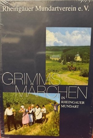 Auf einem blauem Untergrund sind zwei Bilder. Auf dem einen Bild sind Weinberge, ein Wald,  ein Pferd mit Reiter und ein gelber Turm und gelbe Gebäude von Schloss Vollrats zu erkennen. Auf dem anderen Bild sind auf einem Weg, innerhalb von Weinbergen sieben Personen und eine Ente, die sich aneinander reihen. 
