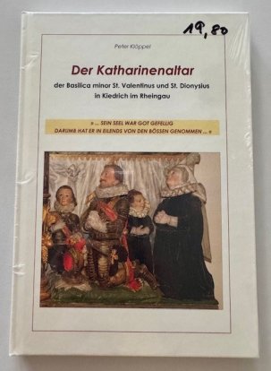 Das Buch ist beige mit dem Titel "Der Katharinenaltar". Es sind vier Figuren, festlich gekleidet vor einem weißem Vorhang mit goldener Bordüre, z.T. knieend und betend dargestellt.
