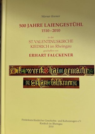 Auf gelben Hintergrund ist in rot der Buchtitel dargestellt und ein Ausschnitt von verzierten Buchstaben mit Blumen auf Holz.