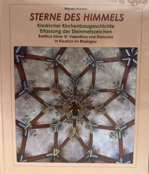 Auf einem beige Hintergrund steht in weinroten Großbuchstaben der Titel "Sterne des Himmels" und weitere Erklärungen. Es ist ein Bild von einem Ausschnitt der Kirchendecke abgebildet. In der Mitte ein goldenes Achteck mit der Jesufigunr und davon ausgehend, weinrot, grau, weiße Rauten, die Sterne bilden und dazwischen Strahlen und Blumen mit Blättern.