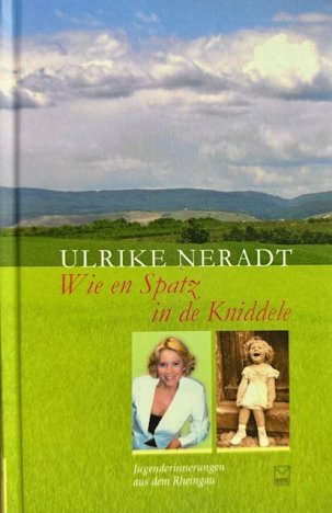 Die untere Hälfte des Buches ist hellgrün, darüber eine dunklere Grünfläche, darüber Wald, Felder und weitere Wälder auf dem Berg. Der Himmel ist bewölkt. Unten sind zwei rechteckige Bilder, auf dem einen Bild Frau Neradt als Frau mit blonden, gelockten schulterlangen Haaren und weißem Blazer, rechts davon Frau Neradt als kleines Mädchen , lachend auf einer Stufe vor einer Holztür sitzend und mit einem weißen Sommerkleid gekleidet.