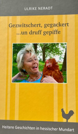 Oben und unten ist ein grauer Streifen und unten die Umrisse eines grauen Hahns, die Mitte ist hell- und dunkel-gelb gestreift. Darin ist ein Foto von Ulrike Neradt vor einer grünen Wiese mit Bäumen, mit einer silbernen Kette mit kleinen Steinen und einem blauem Oberteil. In der einen Hand hält sie einen braunen Hahn.