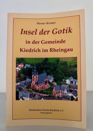 Buchcover in beige und ocker und weinrotem Rahmen sowie weinroter Schrift. Auf dem Cover ist ein Luftbild des Kirchenensembles, auf dem man die rötlichen Steine der Basilica minor und der Michaelskapelle sieht. Drum herum sind Bäume, Wiesen und weitere Häuser.
