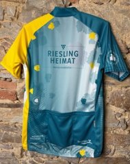 Rückseite des Radtrikot, mit der Aufschrift Rieslingheimat, der linke Ärmel ist gelb, der rechte Ärmel und die drei Taschen unten am Rücken petrol. Der Rücken ist außen dunkel türkis und wird zur Mitte heller. Außen sind gelbe und blaue Weinblätter abgebildet.