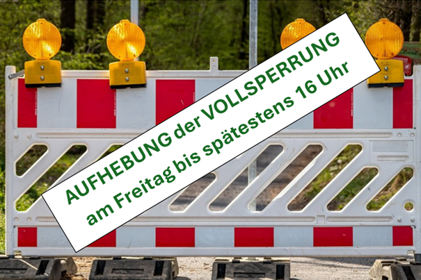 Eine Warnbake mit rot-weißen Streifen, aufgestellt auf vier grauen Ständern mit vier gelben Warnleuchten oberhalb des Schrankenzaunes. Über dem Bild ist ein weißes Rechteck mit einem grünem Text.