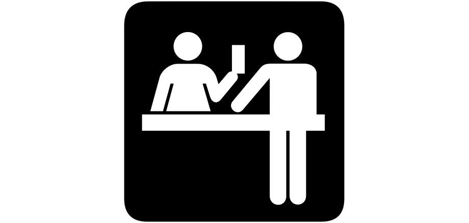 Es sind zwei Männchen gezeichnet. Links steht ein Oberkörper hinter einer Schreibtischplatte und hält einen Zettel in der linken Hand. Vor der Platte steht ein Männchen und stützt sich mit der linken Hand ab. Der Hintergrund ist schwarz.