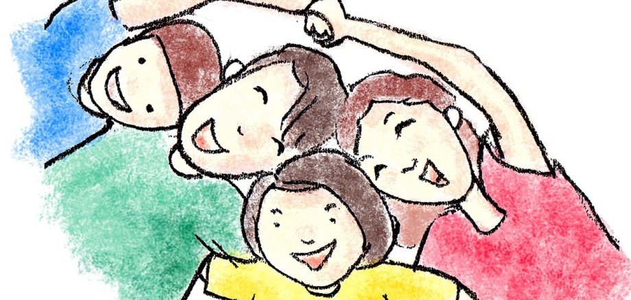 Eine Familie hält sich in den Armen. Links ein Junge im blauem Shirt, daneben ein Vater mit grünem Shirt, dann die Tochter im gelben Shirt und die Mutter im roten Shirt. Alle haben braune Haare und lachen. Die Mutter und der Junge halten über den Köpfen die Hände zusammen, Das Bild ist gezeichnet.