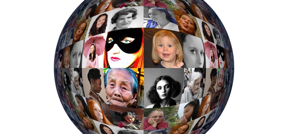 Eine Kugel, auf der Vierecke mit Fotoportraits in bunt und in schwarz/weiß von Frauen und Mädchen abgebildet sind.