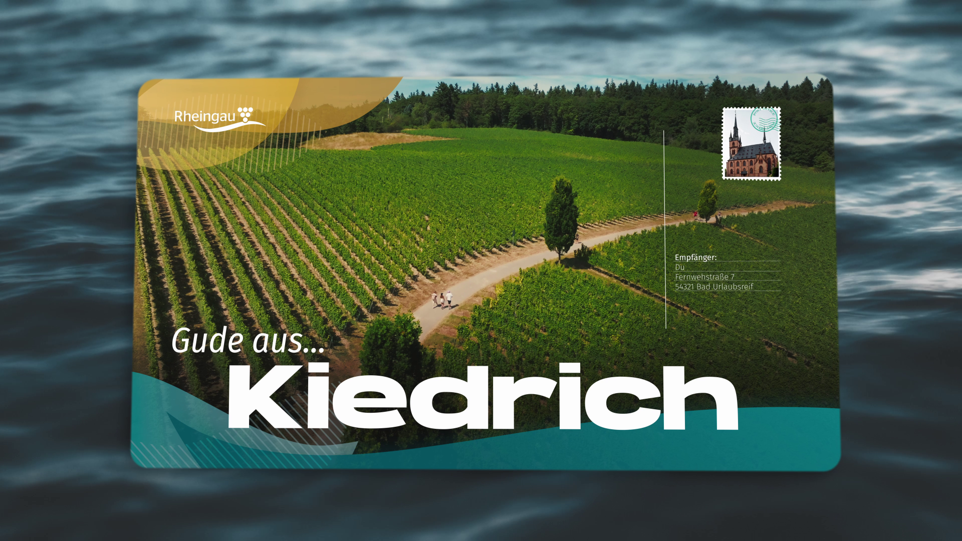 Ein Rechteck ist auf einem Bild mit Wellen. Auf dem kleineren Rechteck sind Weinberg, ein Weg, der dadurch führt und auf dem Wanderer laufen und am Wegesrand stehen mit Abstand drei Bäume. Im HIntergrund ist der Wald zu sehen. Oben rechts ist eine Briefmarke, auf der eine Kirche abgebildet ist.