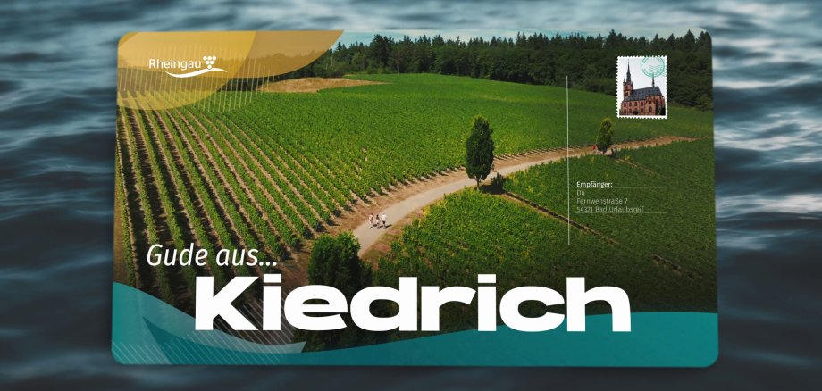 Ein Rechteck ist auf einem Bild mit Wellen. Auf dem kleineren Rechteck sind Weinberg, ein Weg, der dadurch führt und auf dem Wanderer laufen und am Wegesrand stehen mit Abstand drei Bäume. Im HIntergrund ist der Wald zu sehen. Oben rechts ist eine Briefmarke, auf der eine Kirche abgebildet ist.