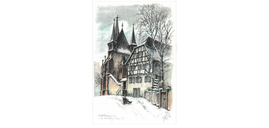 Eine Zeichnung mit einem Holzzaun, dahinter grüne Nadelbäume und ein großer, kahler Laubbaum. Darüber ist ein weiß-braunes Fachwerkhaus mit grünen Fensterläden udn einer grünen Kellertür.Darüber befindet sich eine Kapelle mit mehreren Türmen und einer Treppe mit einem Treppengeländer. Davor ist eine Schneelandschaft und ein Kind, der mit seinem Schlitten den Berg hinunter rodelt. Der Himmel ist grau.