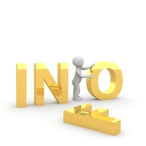 Information Auf einem weißen Hintergrund stehen gelb gemusterte Großbuchstaben und bilden das Wort "INFO". Das "F" ist umgefallen und liegt davor.  Der Buchstabe "O" wird von einem weißen Männchen gestützt.