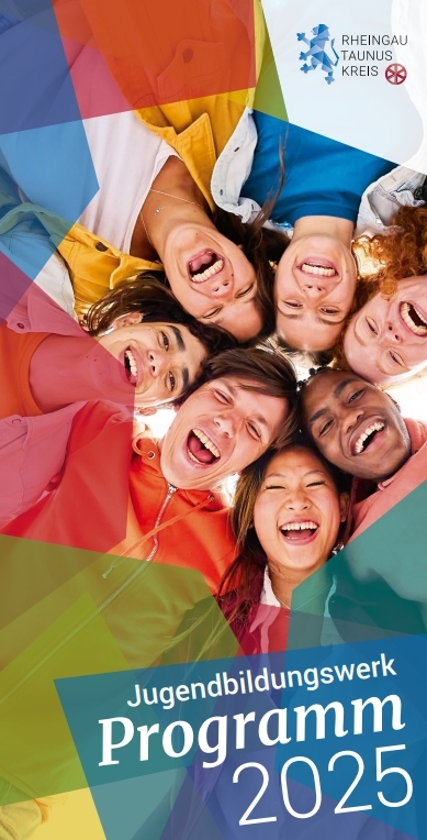 Sieben Junge Männer und Frauen stecken die Köpfe zusammen, und werden in einem Kreis von unten fotografiert. Alle lachen mit offenen Mündern. Drum herum sind farbige, eckige Flächen auf dem Programm-Flyer.