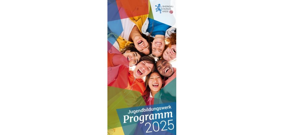 Sieben Junge Männer und Frauen stecken die Köpfe zusammen, und werden in einem Kreis von unten fotografiert. Alle lachen mit offenen Mündern. Drum herum sind farbige, eckige Flächen auf dem Programm-Flyer.