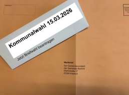 Ein orangener Briefumschlag mit einer schwarzen Adresse. Über dem Umschlag ist ein graues Rechteck und darüber ein weißes Rechteck.  