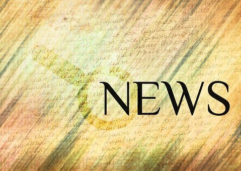 Auf einem beigen Blatt, auf dem Buchstaben im Hintergrund verwischt sind und verschwommene Streifen abgebildet sind, ist eine Lupe in beige gemalt und rechts davon steht in schwarz das Wort "News". 