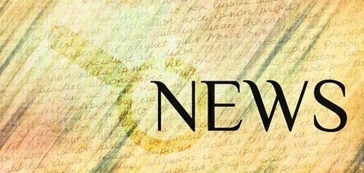 News Auf einem beigen Blatt, auf dem Buchstaben im Hintergrund verwischt sind und verschwommene Streifen abgebildet sind, ist eine Lupe in beige gemalt und rechts davon steht in schwarz das Wort "News".