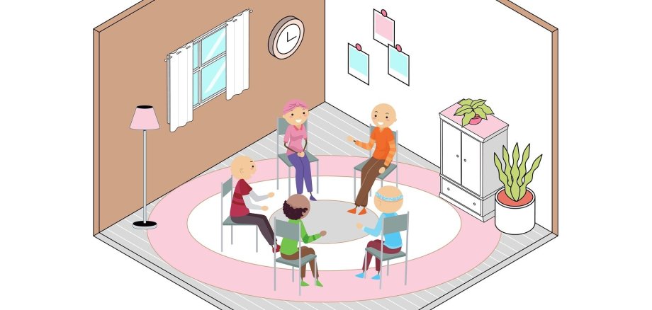 Das Bild ist gezeichnet. In einem Raum, sitzen 5 Personen auf Stühlen, die auf einem runden, weiß, rosa, beigen Teppich stehen. An der einen Wand hängen drei Bilder und davor steht eine Kommode mit einer Grünpflanze, neben der eine weitere Grünpflanze steht. An der anderen Wand hängt eine Uhr und es befindet sich ein Fenster mit Vorhängen und davor steht eine Stehlampe mit rosanem Lampenschirm.