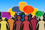 Menschen Vor einem blauen Hintergrund stehen diverse gezeichnete Menschen mit einer schwarzen Umrandung, die verschieden farbig ausgemalt sind. Über den Kppfen sind sieben Sprechblasen, mit einer unterschiedlichen Form und Farbe. Alle Sprechblasen haben einen weißen Rand.