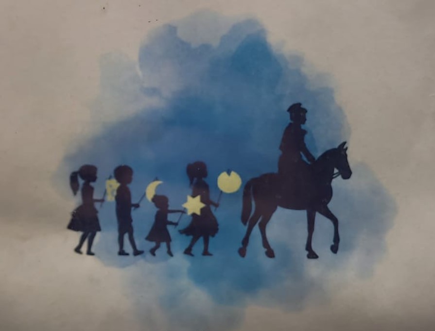 Auf einem weißen Untergrund sind vor einer blauen "Wolke", ein schwarzes Pferd mit einem Reiter und vier Kinder in schwarz mit gelben Laternen an Stäben gezeichnet, die hinter dem Pferd herlaufen. Die Laternen haben die Form einer Kugel, eines Kreises, eines Halbmondes und eins Trichters.