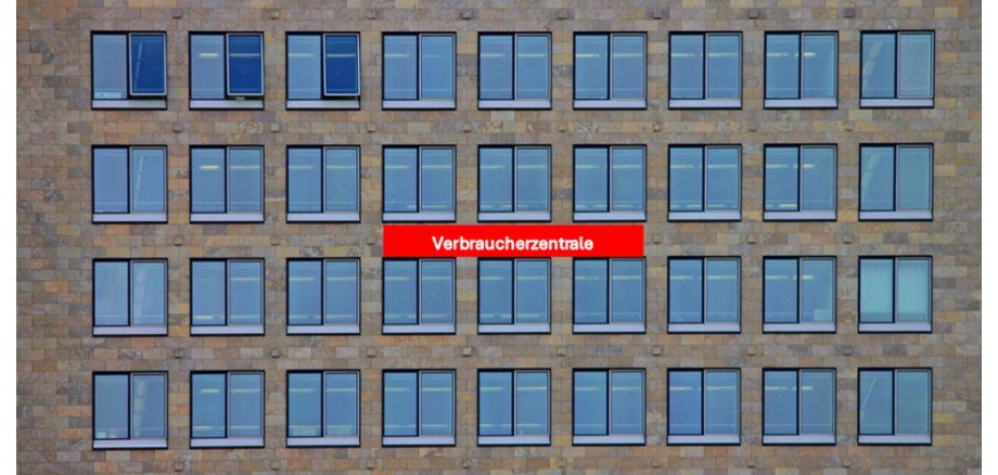 Vierstöckige Büro-Fensterreihe mit gemauerten Steinen und neun Doppelfenstern pro Stockwerk. In der Mitte ein rotes Schild mit den Buchstaben Verbraucherzentrale.