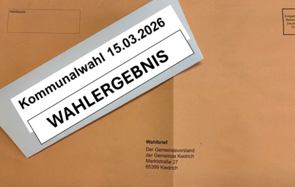 Orangener Briefwahlumschlag der Gemeinde Kiedrich mit dem weißen Hinweiszettel für die Kommunalwahl und dem Wahlergebnis.