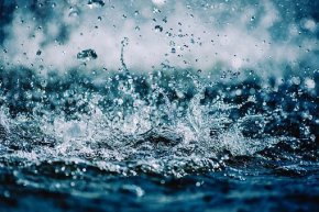Wasser Eine Pfütze mit spritzenden Wassertropfen.