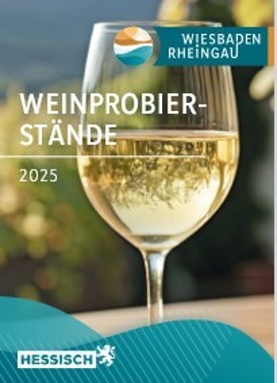 Deckblatt des Pocket-Guide der Weinprobierstände 2025 auf dem ein mit Weißwein gefülltes Weinglas abgebildet ist, in dem sich die Weinreben spiegeln.