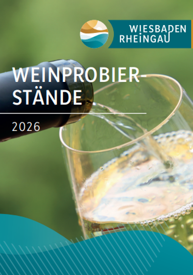 Deckblatt des Pocket-Guide der Weinprobierstände 2026. Mit einer grünen Weinflasche, bei der nur der Flaschenhals zu sehen ist, wird ein schräg gehaltenes Weinglas mit Weißwein gefüllt. Der Hintergrund ist grün verschwommen und unten sind zwei blaue Wellen und auf der unteren Welle sind schräge hellblaue Striche.