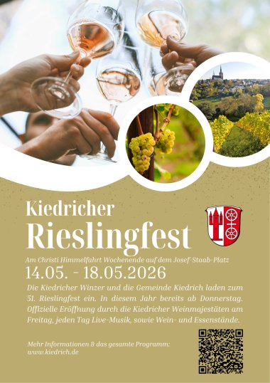 Man sieht drei Hände, die Weingläser halten, die mit Rose gefüllt sind und anstoßen. Rechts unten ist ein weißer kreisförmiger Rahmen, in dem ein Blick auf Weinreben, Bäume, Häuser und einer Kirche dargestellt wird. Links davon ist der gleiche Rahmen mit grünen Trauben am Rebstock. Unter den Bildern ist Text für eine Plakatwerbung.