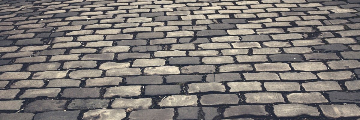 Graue Steine von einem Altstadt-Pflaster.