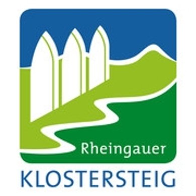 Rheingauer Klostersteig Auf einem Viereck ist von unten links, nach rechts mittig eine grüne Fläche, auf der in weiß "Rheingauer" steht. Darüber schlängelt sich in weiss ein Weg, dann kommt eine hellgrüne Fläche und drei weiße Bögenfenster mit hellgrünem Rahmen, Die grüne Fläche ist von einer weiteren geschlängelten weißen Fläche abgegrenzt und oben am Bold ist eine blaue Fläche. Unter dem Viereck steht in blauen Großbuchstaben "Klostersteig".