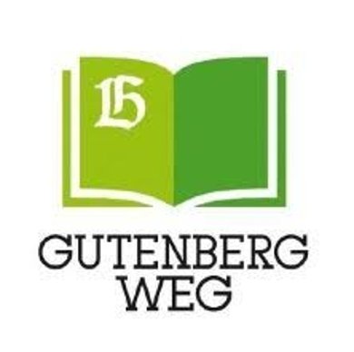 Gutenbergweg Unten steht in schwarzen Großbuchstaben "Gutenbergweg". Darüber ist ein gezeichnetes, aufgeschlagenes Buch, die linke Seite ist hellgrün und darauf steht in weiß in alter Schrift ein "G". Die rechte Seite ist dunkelgrün.