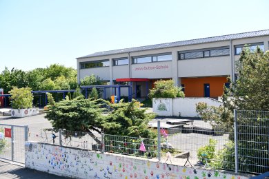 John-Sutton-Grundschule Kiedrich Blick auf den Schulhof ohne Kinder und das weiss rote Schulgebäude der John-Sutton-Grundschule Kiedrich