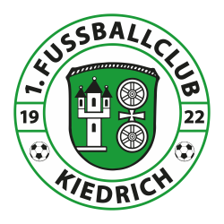 Rundes Logo mit rundem schwarzem Schriftzug und grünem Rand und zwei Fußbällen, in der Mitte in weiß das Kiedricher Wappen mit Turm und dem mit dem Kreuz verbundenem Doppelrad auf grünem Hintergrund.