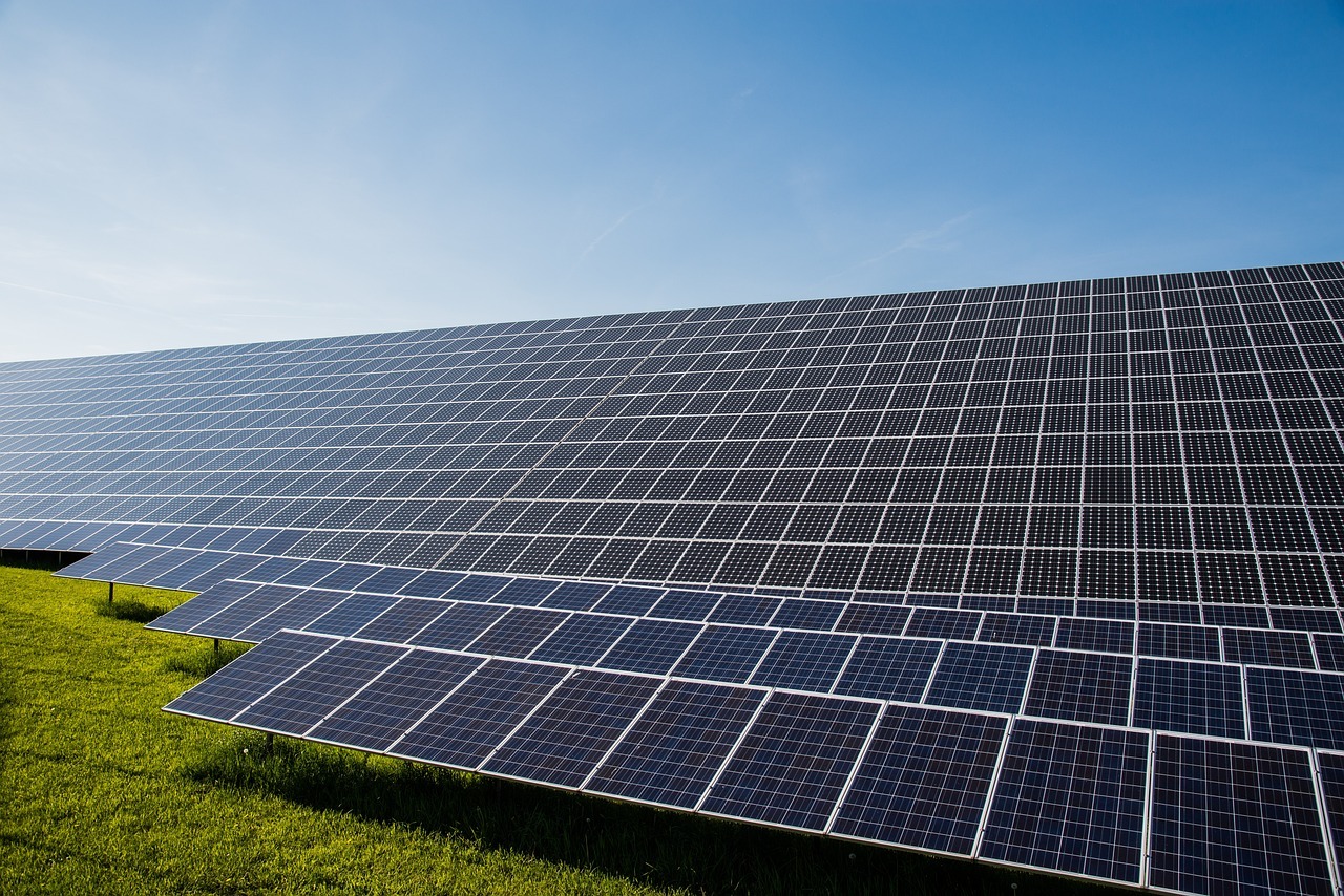 Solarpaneel auf Wiese