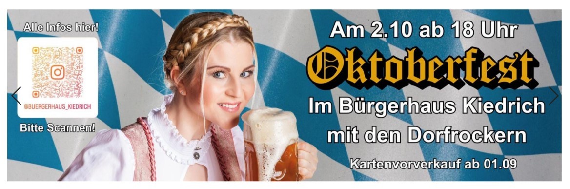 Im Hintergrund ist eine bayrische Flagge in blau-weiß. Im Vordergurnd, links ein QR-Code, rechts davon eine blonde Frau mit einem geflochtenem Zopf um ihren Kopf, mit einer weißen Dirndl-BLuse und einem rosa Dirndl mit einem Maß Bier in der Hand. Rechts davon stehen die Termin- und Ortsangaben. 