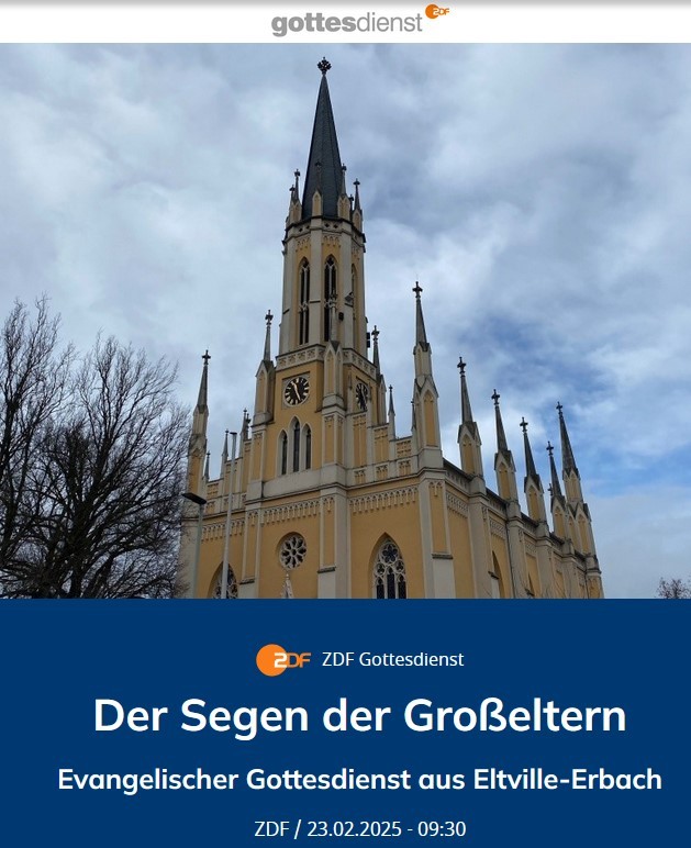 Die gelbe Kirche miit vielen kleinen Türmchen und einem großem Kirchturm, der mit schwarzen Dachziegeln gedeckt ist und auf dem man die Kirchenuhr sieht. Links davon ein unbelaubter Baum und im Hintergrund ein bewölkter Himmel. Unter dem Bild steht Werbung für den ZDF-Gottesdienst.