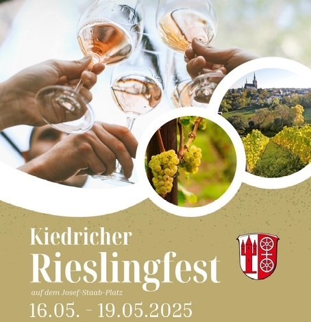 Im oberen Teil sind drei Hände, die mit Rose im Weinglas anstoßen, darunter sind zwei Kreise, die weiß umrandet sind. Im kleinerem Kreis sind Trauben abgebildet und im größerem Kreis Weinberge, Wiesen, Bäume und der Blick auf Kiedrich mit der Basilika minor. In der unteren Hälfte stehen Infos zum Rieslingfest und das Kiedricher rot-weiße Wappen mit dem Scharfenstein und dem Doppelrad.