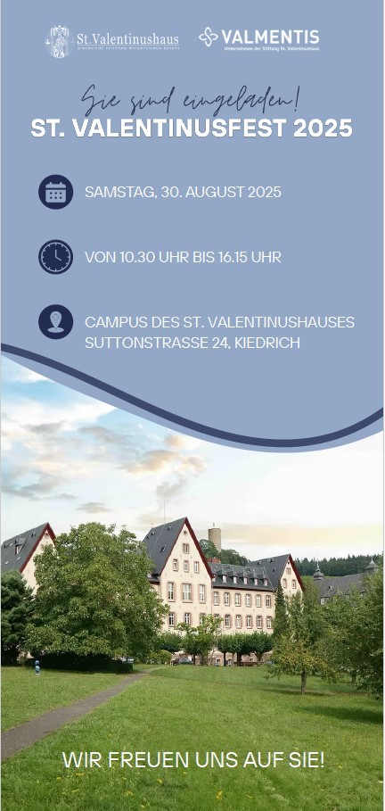Flyer- Einladung zum Sommerfest. Eine Wiese mit einem Weg und Laubbäumen und einem großen beigem Gebäude vielen Sprossenfesntern und roten Fensterrahmen und mehreren Dachgiebeln und im Hintergrund Wald und die Burgruine Scharfenstein.