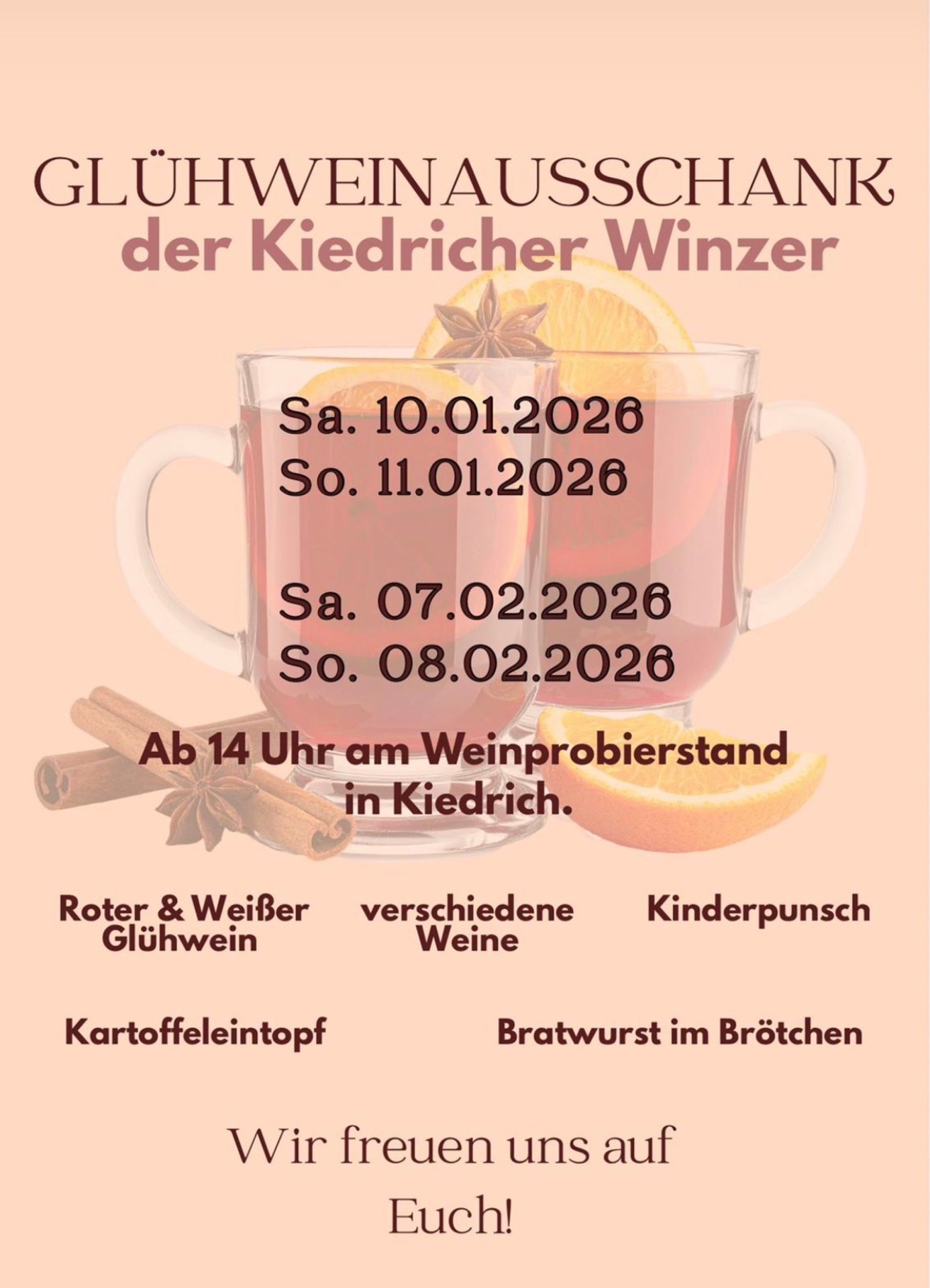 Vor einem lachsfarbenen Hintergrund sind zwei durchsichtige Henkel-Becher, die mit rotem Glühwein gefüllt sind. In den Gläsern ist eine Orangenscheibe und auf dem vorderen Glas Sternanis. Vor den Gläsern liegt eine halbe Orangenscheibe und zwei Zimtstangen und ein weiterer Sternanis.