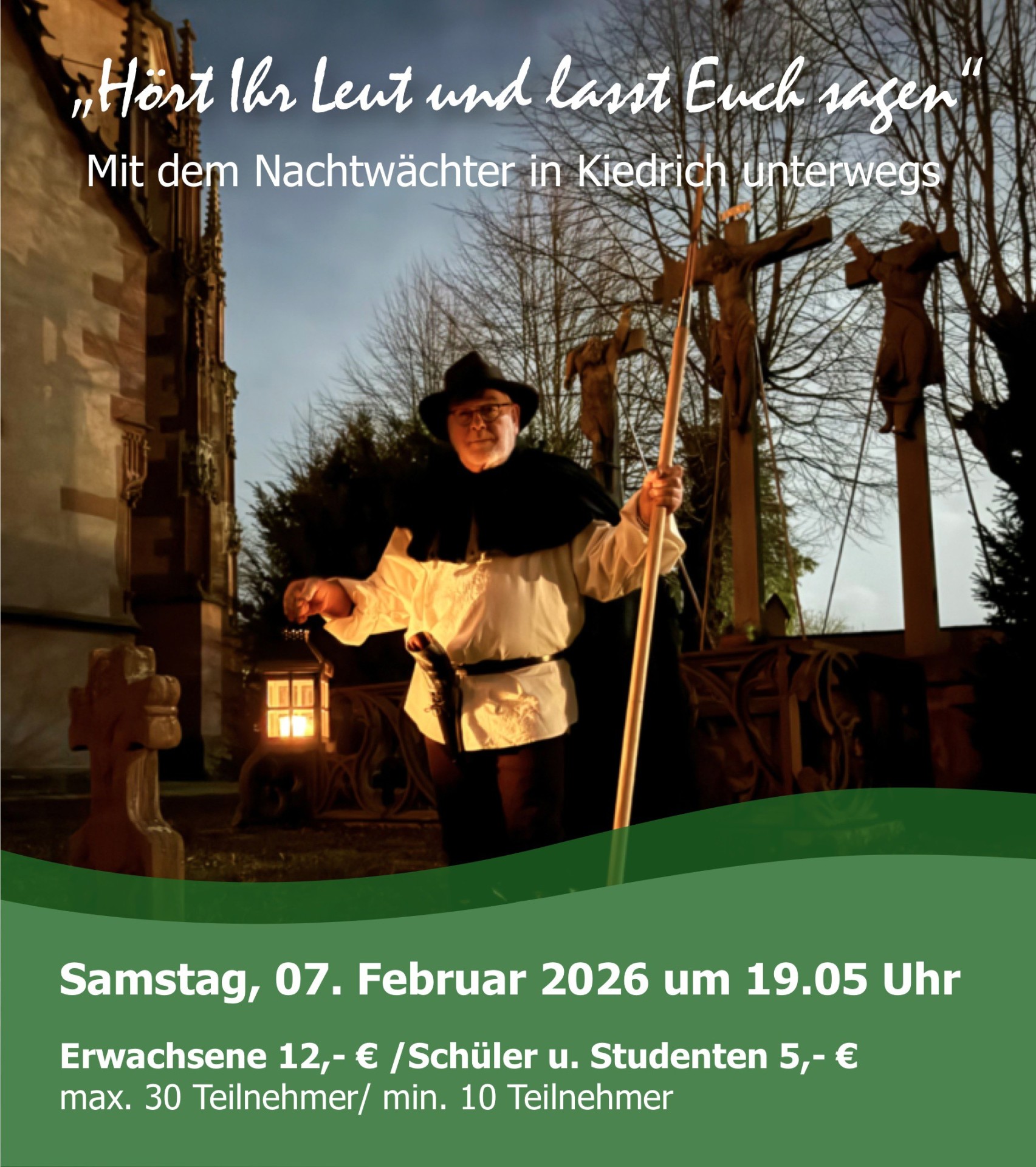 Ein Mann im tranditionellen schwarz-weißem Gewand des Nachtwächters mit einer Laterne in der einen und einem langen Holzstock in der anderen Hand. Im Hintergrund die drei Kreuze des Kiedricher Kirchenensembles und kahle Bäume sowie ein Kreuz-Grabstein.